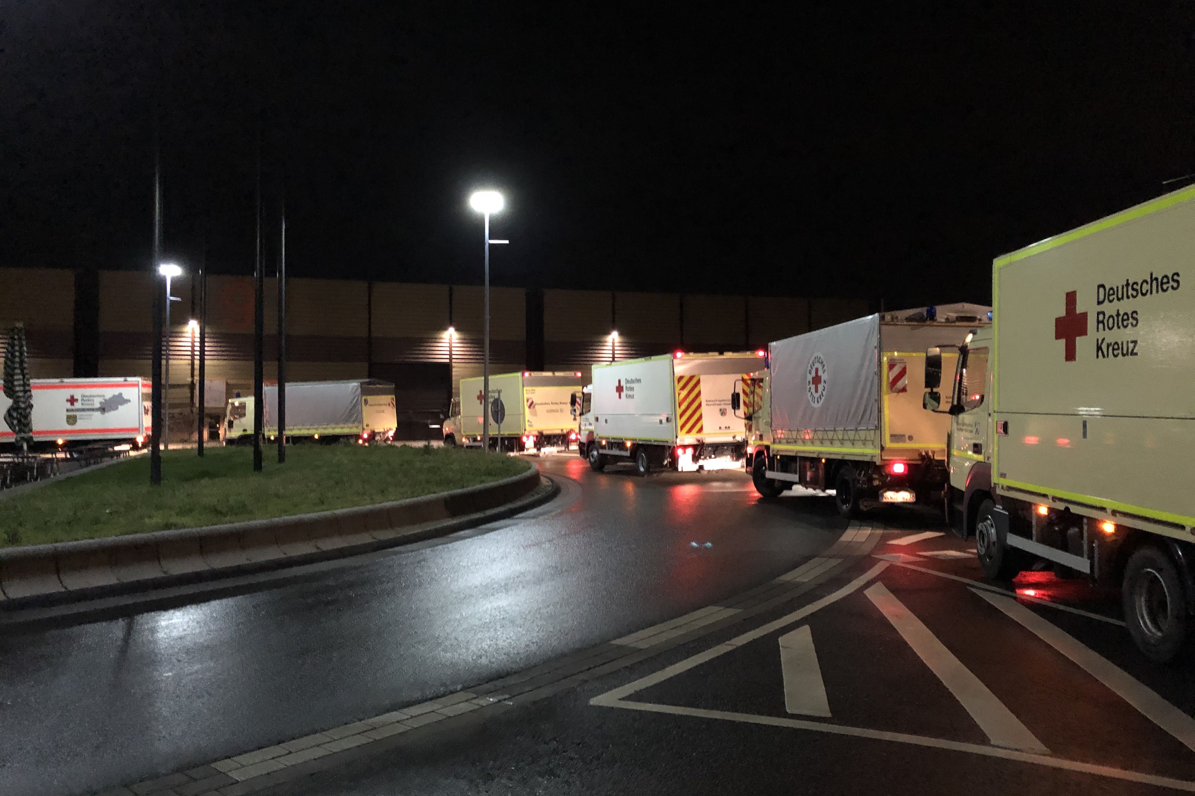Zahlreiche LKW des Roten Kreuzes sorgten für den Transport der Schutzmasken