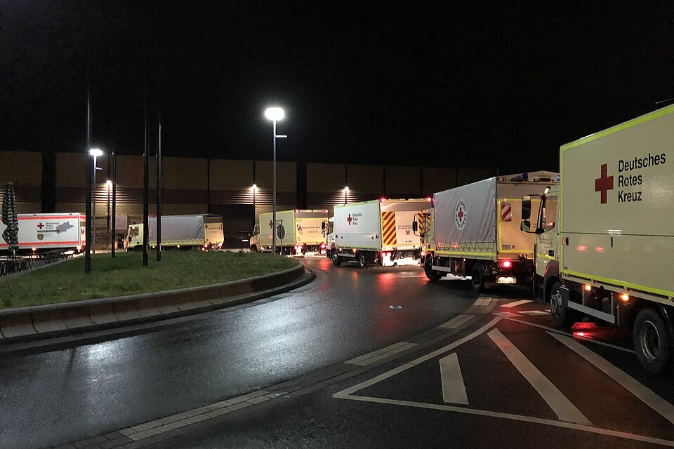 Zahlreiche LKW des Roten Kreuzes sorgten für den Transport der Schutzmasken DRK Mülheim Schutzmasken Transport